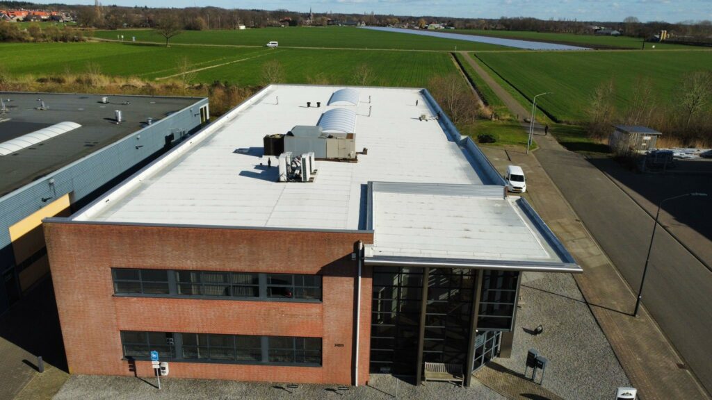 Plaatsing van bitumen dakbedekking op plat dak door dakdekker Etten-Leur en dakdekker Oosterhout
