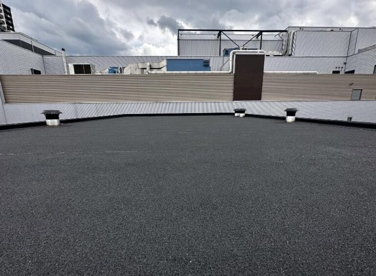 Een dak wordt opgebouwd met bitumen dakdekking