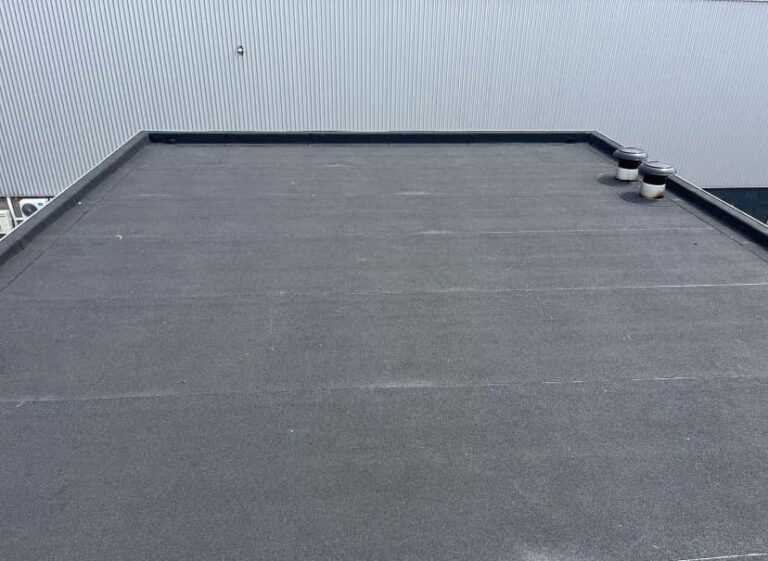 Dakdekker Breda Dakdekkersbedrijf legt een plat bitumen dak