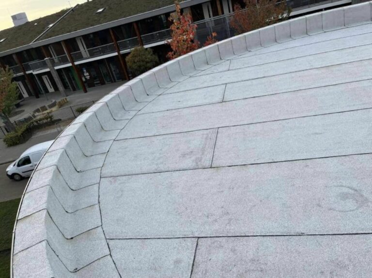Rond dak met witte bitumen dakbedekking uitgevoerd door dakdekkersbedrijf in Breda
