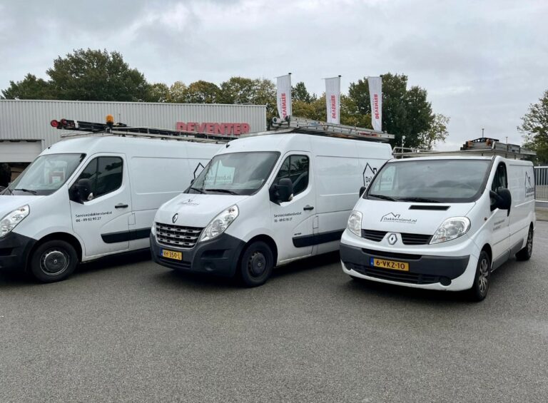 Bedrijfsbussen van dakdekkersbedrijf Dakkersland in Breda, gespecialiseerd in platte daken
