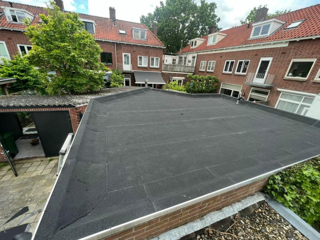 Bitumen dakbedekking aangelegd door professioneel dakdekkersbedrijf uit Breda