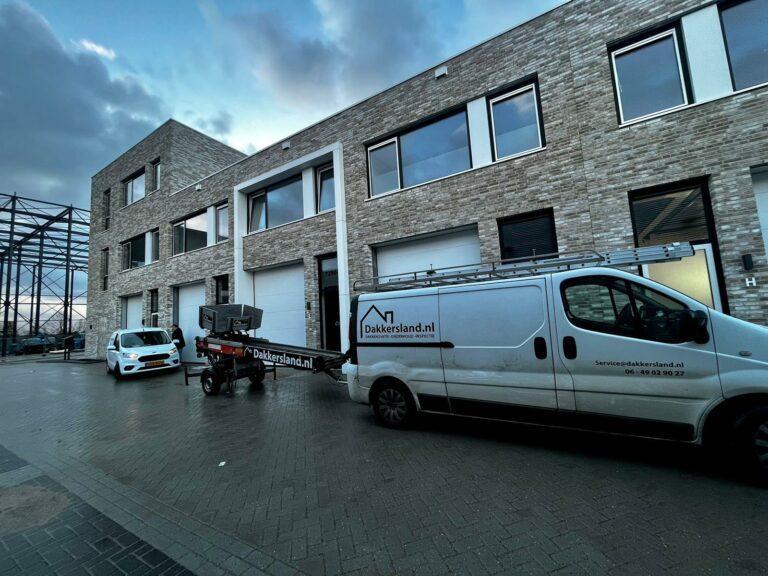 Bedrijfsbus van dakdekkersbedrijf uit Breda met hijskraan voor dakrenovatie