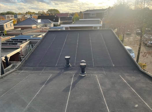 Bitumen dakdekker aan het werk in Etten-Leur voor renovatie van plat dak