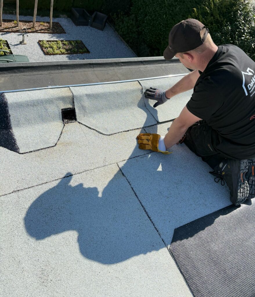 Dakdekker in Breda brengt bitumen aan op plat dak voor waterdichte afwerking