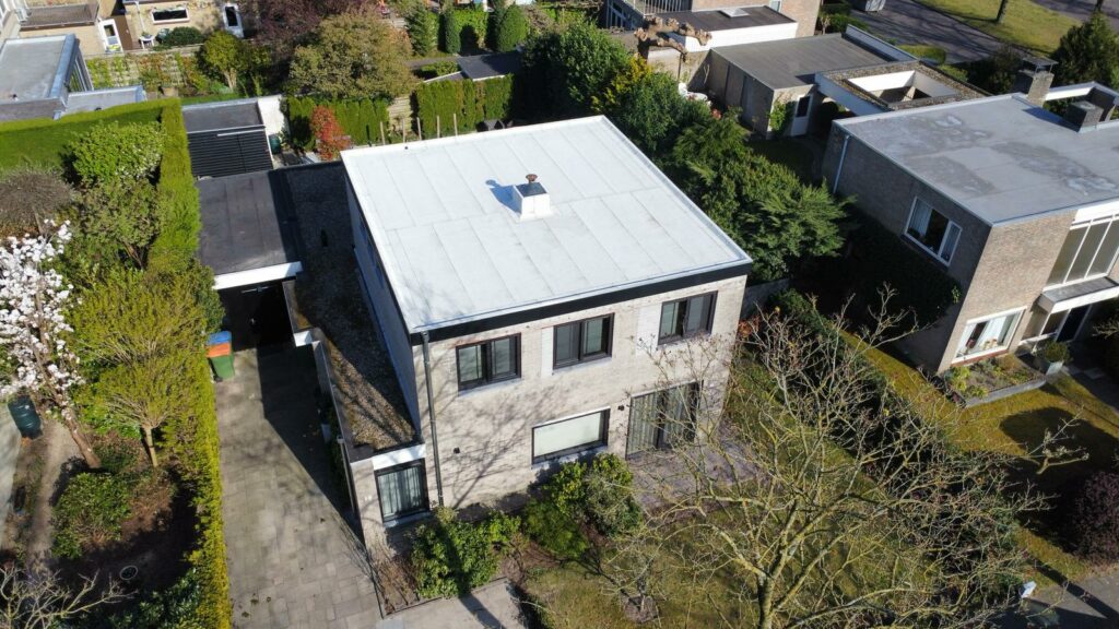 Dakdekker Roosendaal levert strak afgewerkt dak op bedrijfspand op na succesvolle renovatie door dakkdekker Roosendaal