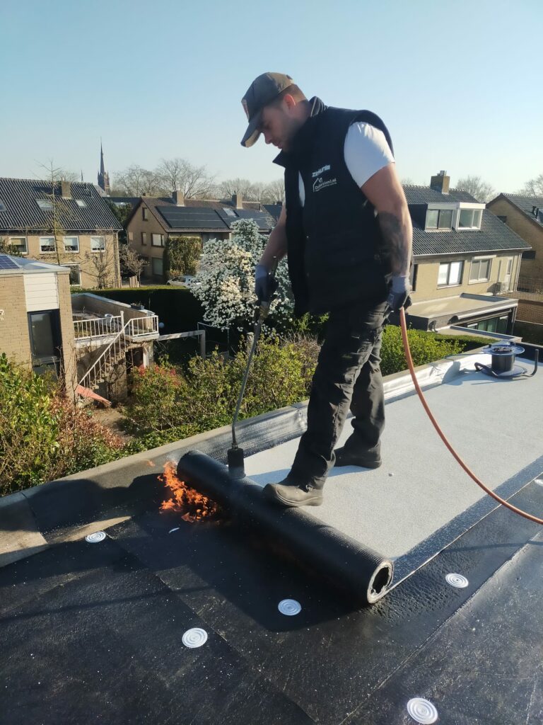 Dakisolatie op plat dak met bitumen door dakdekker Oosterhout voor Bitumen daken