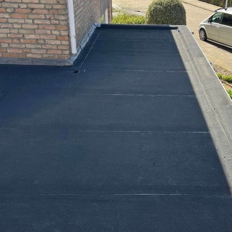 Bitumen dakbedekking op plat dak in Zevenbergen