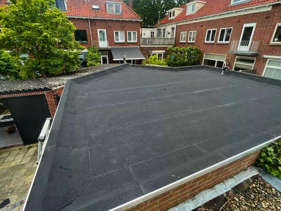 Een afdak in Breda voorzien van een bitumen dak