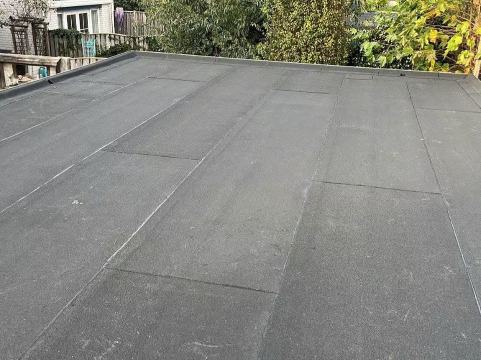 Voorbeeld van een nieuwe gelegd dak op een garage in Breda