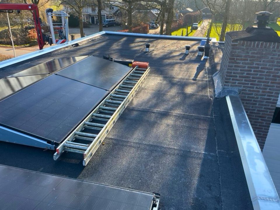 Dakdekker werkzaamheden op een dak in Rijen