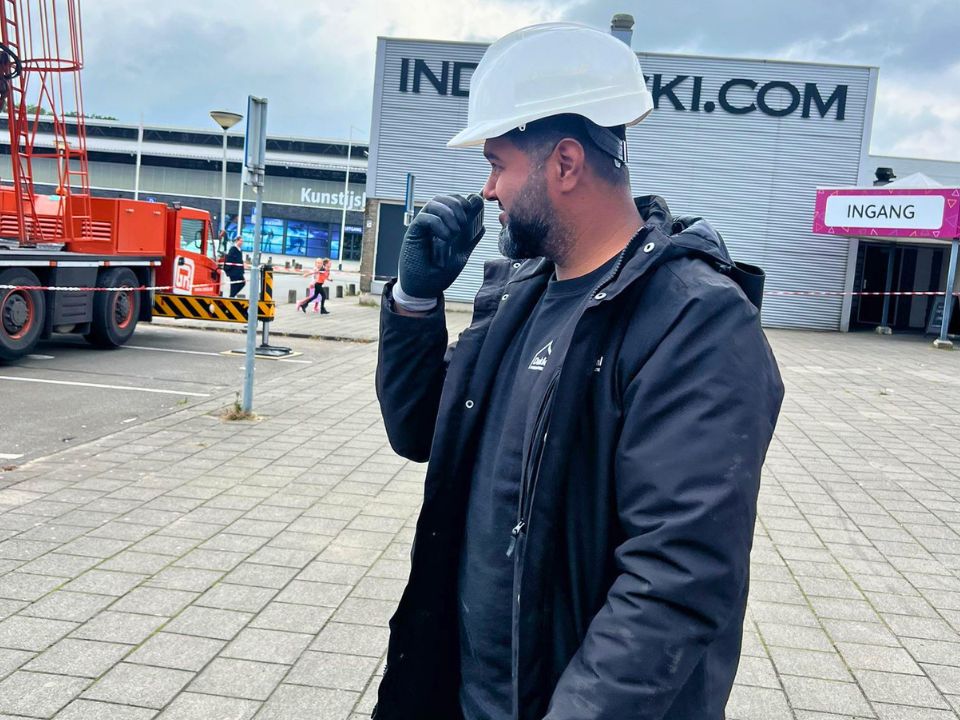 Dakdekker aan het werk vlakbij Wouw