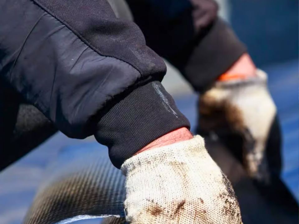 Inspectie van een dak vlakbij Wouw