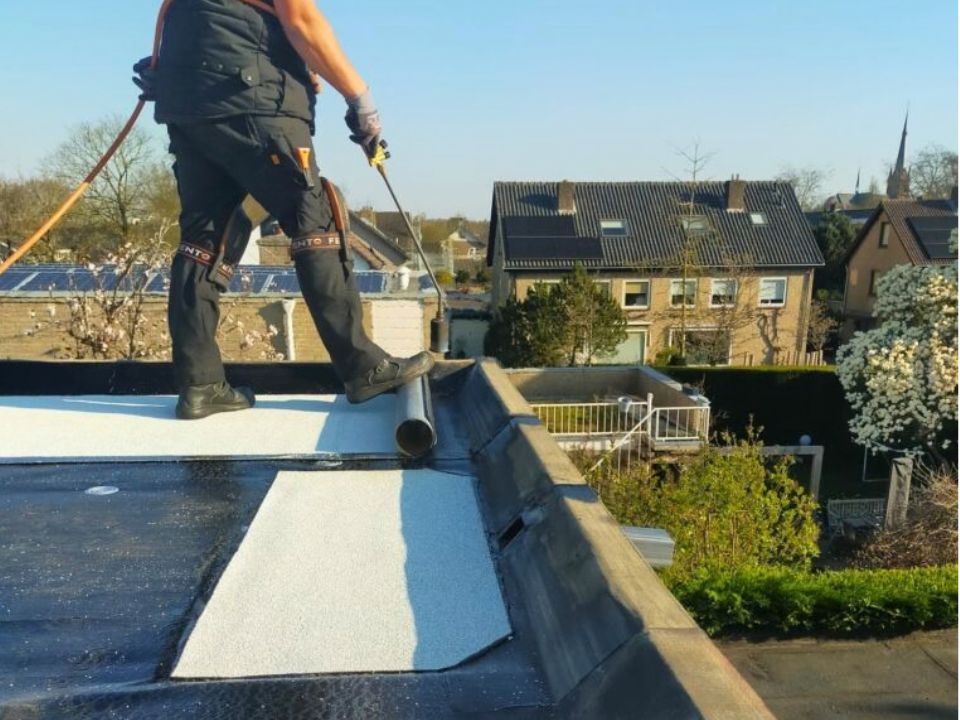 Een vakman van Dakkersland renoveert een dak